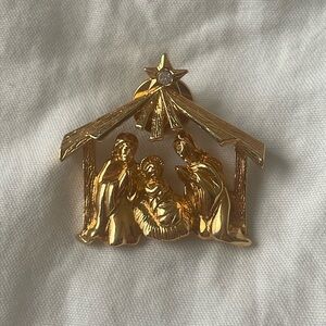 Gold Nativity Scene Brooch‎